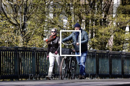 Amsterdam 4 april 2020
Ferdinand Grapperhaus met zijn vriendin liesbeth wytzes op straat in Amsterdam zuid.