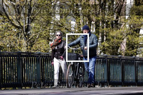 Amsterdam 4 april 2020
Ferdinand Grapperhaus met zijn vriendin liesbeth wytzes op straat in Amsterdam zuid.
