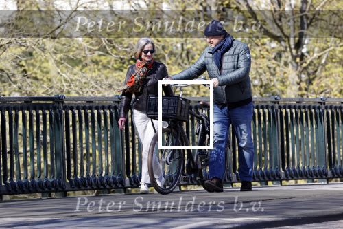 Amsterdam 4 april 2020
Ferdinand Grapperhaus met zijn vriendin liesbeth wytzes op straat in Amsterdam zuid.