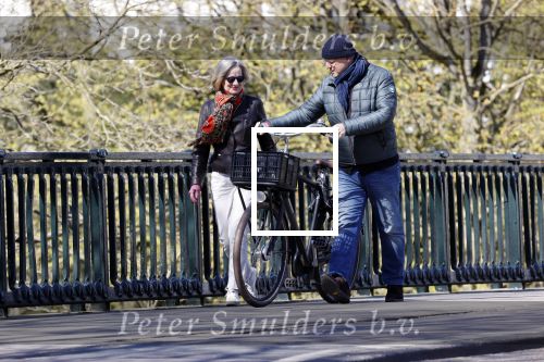 Amsterdam 4 april 2020
Ferdinand Grapperhaus met zijn vriendin liesbeth wytzes op straat in Amsterdam zuid.