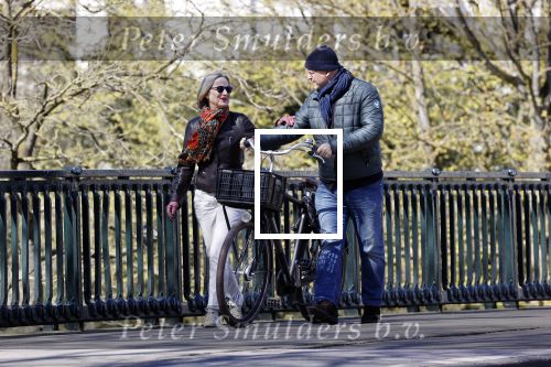 Amsterdam 4 april 2020
Ferdinand Grapperhaus met zijn vriendin liesbeth wytzes op straat in Amsterdam zuid.