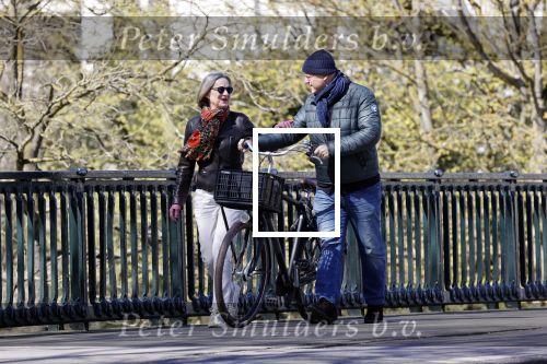 Amsterdam 4 april 2020
Ferdinand Grapperhaus met zijn vriendin liesbeth wytzes op straat in Amsterdam zuid.