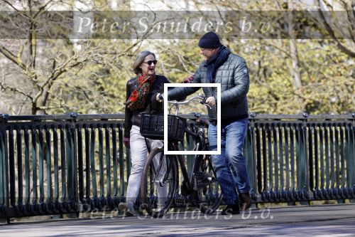 Amsterdam 4 april 2020
Ferdinand Grapperhaus met zijn vriendin liesbeth wytzes op straat in Amsterdam zuid.