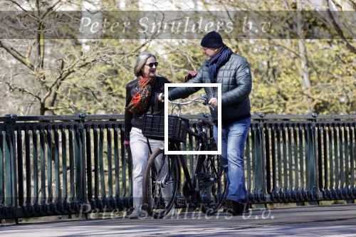 Amsterdam 4 april 2020
Ferdinand Grapperhaus met zijn vriendin liesbeth wytzes op straat in Amsterdam zuid.