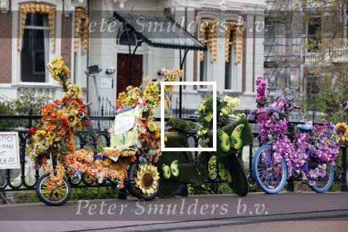 Amsterdam 13 april 2020
Fietsen vol met bloemen tegen over het rijksmuseum