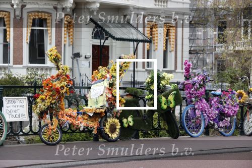 Amsterdam 13 april 2020
Fietsen vol met bloemen tegen over het rijksmuseum