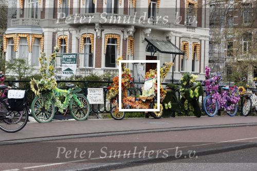 Amsterdam 13 april 2020
Fietsen vol met bloemen tegen over het rijksmuseum
