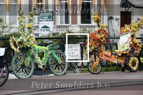 Amsterdam 13 april 2020
Fietsen vol met bloemen tegen over het rijksmuseum