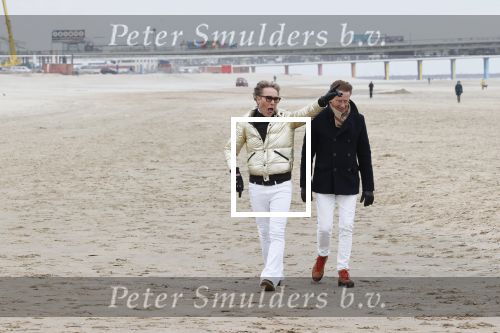 Scheveningen 20 maart 2020
Frank en Rogier met hun honden op het strand.
