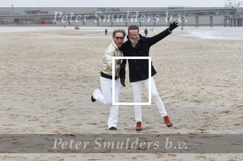 Scheveningen 20 maart 2020
Frank en Rogier met hun honden op het strand.