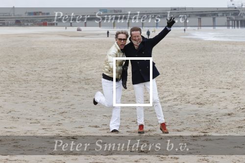 Scheveningen 20 maart 2020
Frank en Rogier met hun honden op het strand.