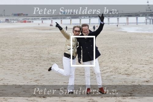 Scheveningen 20 maart 2020
Frank en Rogier met hun honden op het strand.