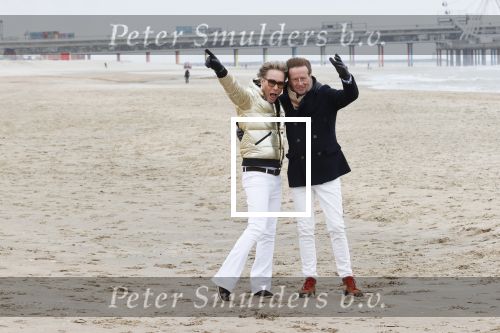 Scheveningen 20 maart 2020
Frank en Rogier met hun honden op het strand.