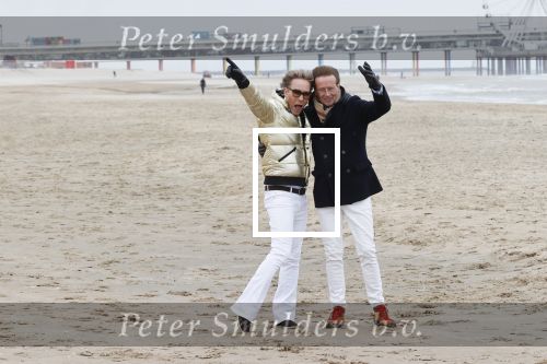 Scheveningen 20 maart 2020
Frank en Rogier met hun honden op het strand.