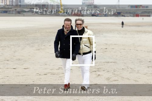 Scheveningen 20 maart 2020
Frank en Rogier met hun honden op het strand.
