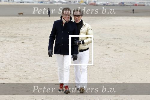 Scheveningen 20 maart 2020
Frank en Rogier met hun honden op het strand.