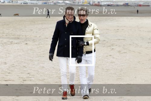 Scheveningen 20 maart 2020
Frank en Rogier met hun honden op het strand.