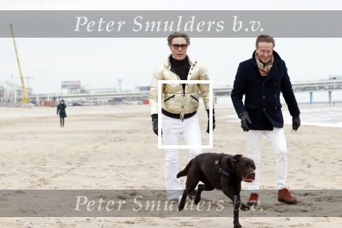 Scheveningen 20 maart 2020
Frank en Rogier met hun honden op het strand.