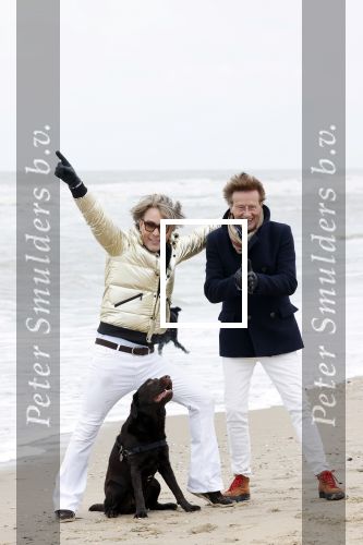 Scheveningen 20 maart 2020
Frank en Rogier met hun honden op het strand.