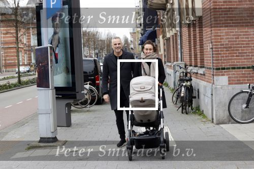 Amsterdam 18 maart 2020
Fulko v Kooperen met zijn vriendin achter de kinderwagen