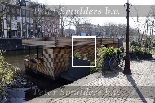Amsterdam 7 april 2020
Hans v d Togt drinkt wijntje met goede vriendin Anna Maria Bosch op terras van zijn woonark/woonboot