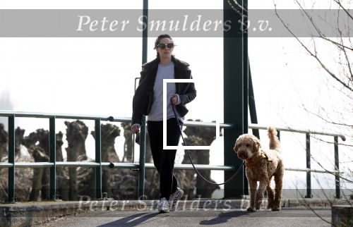 Zuiderwoude 8 april 2020
Igone de Jong laat hond uit .