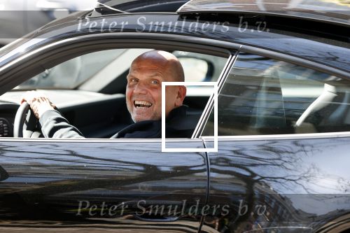 Amsterdam 11 april 2020
Jaap v Zweden met mondkapje op in zijn porsche 911