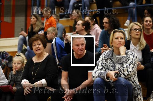 Volendam 8 maart 2020
Kwartfinale NK Turnen in Volendam . Jan Keizer en zijn vrouw komen hun kleindochter Lucy aanmoedigen .