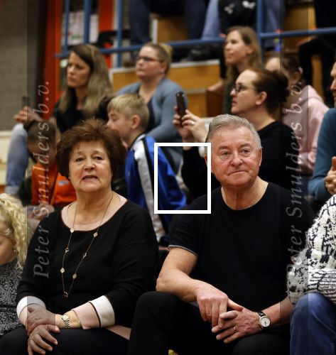 Volendam 8 maart 2020
Kwartfinale NK Turnen in Volendam . Jan Keizer en zijn vrouw komen hun kleindochter Lucy aanmoedigen .