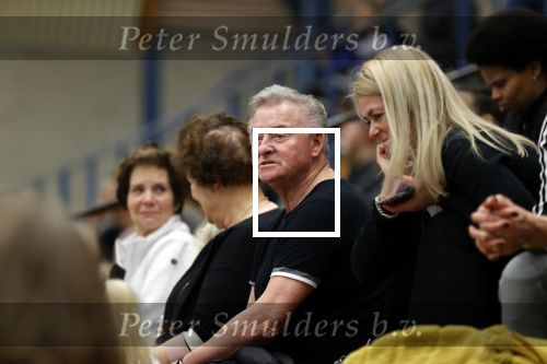 Volendam 8 maart 2020
Kwartfinale NK Turnen in Volendam . Jan Keizer en zijn vrouw komen hun kleindochter Lucy aanmoedigen .