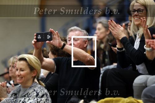 Volendam 8 maart 2020
Kwartfinale NK Turnen in Volendam . Jan Keizer en zijn vrouw komen hun kleindochter Lucy aanmoedigen .