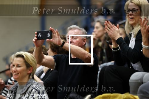 Volendam 8 maart 2020
Kwartfinale NK Turnen in Volendam . Jan Keizer en zijn vrouw komen hun kleindochter Lucy aanmoedigen .