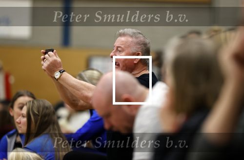 Volendam 8 maart 2020
Kwartfinale NK Turnen in Volendam . Jan Keizer en zijn vrouw komen hun kleindochter Lucy aanmoedigen .