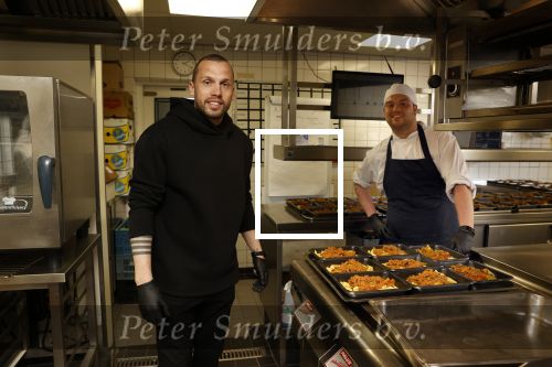 Amstelveen 2 april 2020
Johnny Heitinga bezorgt eten  voor bijzondere mensen ivm het Corona virus .