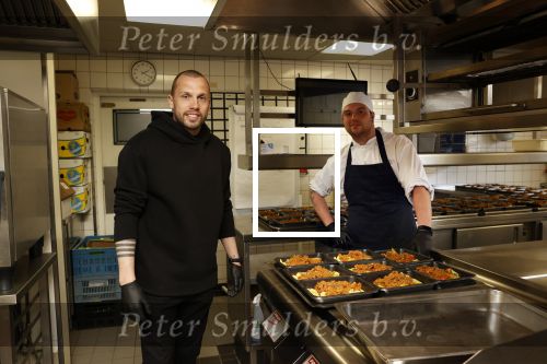 Amstelveen 2 april 2020
Johnny Heitinga bezorgt eten  voor bijzondere mensen ivm het Corona virus .