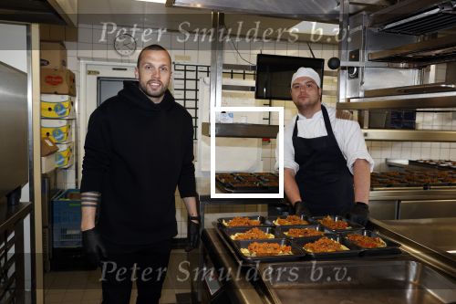 Amstelveen 2 april 2020
Johnny Heitinga bezorgt eten  voor bijzondere mensen ivm het Corona virus .