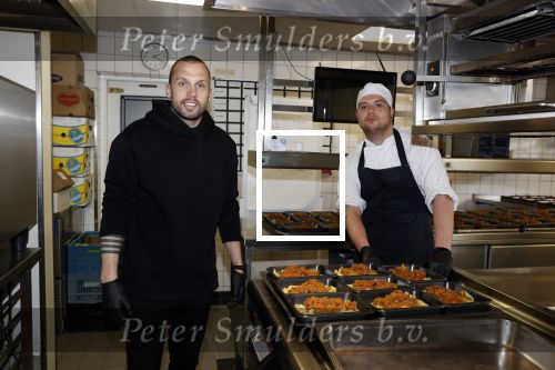 Amstelveen 2 april 2020
Johnny Heitinga bezorgt eten  voor bijzondere mensen ivm het Corona virus .