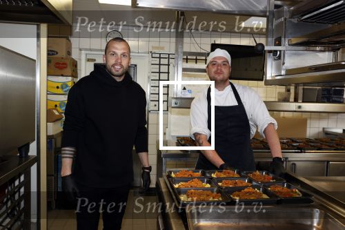 Amstelveen 2 april 2020
Johnny Heitinga bezorgt eten  voor bijzondere mensen ivm het Corona virus .