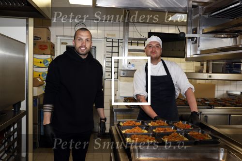 Amstelveen 2 april 2020
Johnny Heitinga bezorgt eten  voor bijzondere mensen ivm het Corona virus .