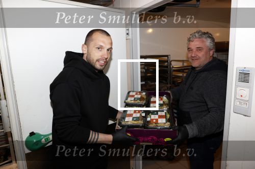 Amstelveen 2 april 2020
Johnny Heitinga bezorgt eten  voor bijzondere mensen ivm het Corona virus .
