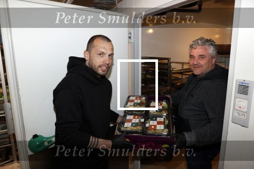 Amstelveen 2 april 2020
Johnny Heitinga bezorgt eten  voor bijzondere mensen ivm het Corona virus .