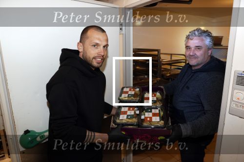 Amstelveen 2 april 2020
Johnny Heitinga bezorgt eten  voor bijzondere mensen ivm het Corona virus .