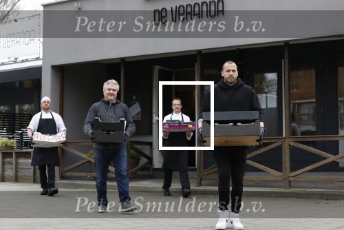 Amstelveen 2 april 2020
Johnny Heitinga bezorgt eten  voor bijzondere mensen ivm het Corona virus .