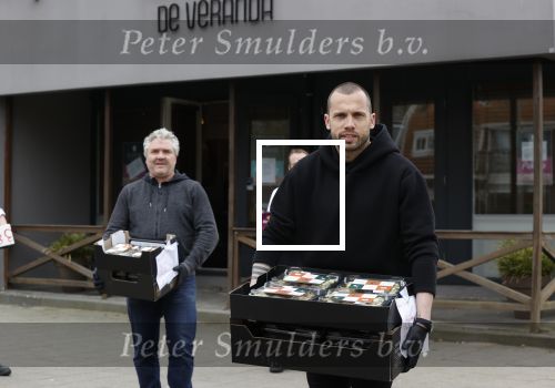 Amstelveen 2 april 2020
Johnny Heitinga bezorgt eten  voor bijzondere mensen ivm het Corona virus .