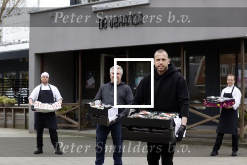 Amstelveen 2 april 2020
Johnny Heitinga bezorgt eten  voor bijzondere mensen ivm het Corona virus .