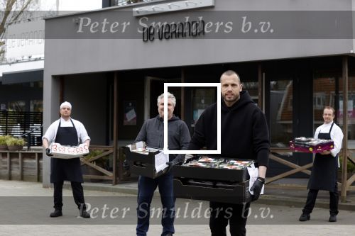 Amstelveen 2 april 2020
Johnny Heitinga bezorgt eten  voor bijzondere mensen ivm het Corona virus .