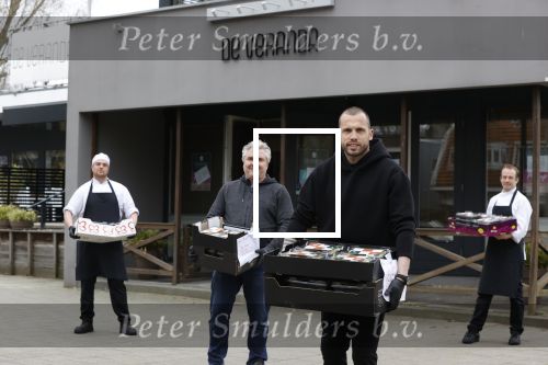 Amstelveen 2 april 2020
Johnny Heitinga bezorgt eten  voor bijzondere mensen ivm het Corona virus .