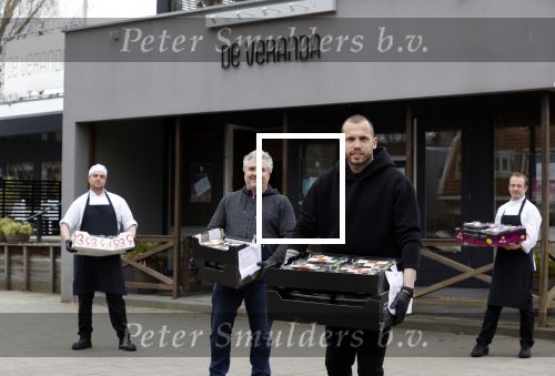 Amstelveen 2 april 2020
Johnny Heitinga bezorgt eten  voor bijzondere mensen ivm het Corona virus .