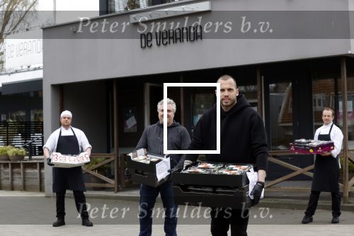 Amstelveen 2 april 2020
Johnny Heitinga bezorgt eten  voor bijzondere mensen ivm het Corona virus .