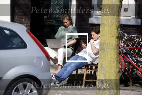 Amsterdam 6 april 2020
Julius v t Hek en zijn vriendin zitten voor het huis van zijn Vader Youp v t Hek in het zonnetje